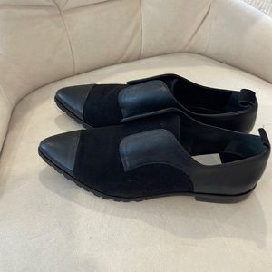 Cool look dress shoes without heels, it matches amazing with all kinds of suit.